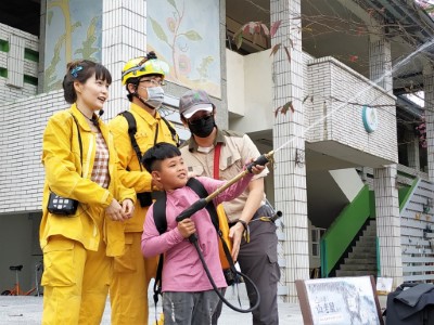 林管處六龜及旗山工作站森林護管員協助新發國小學童體驗操作背負式水袋灑水滅火 2